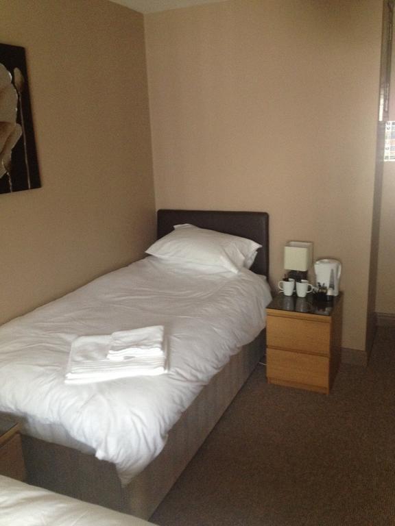 Coach & Horses Bed & Breakfast Tredegar Стая снимка